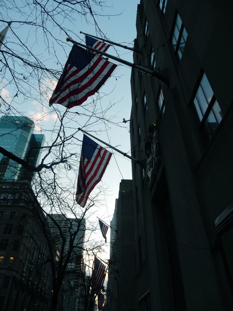 La rue aux drapeaux